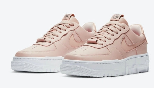 Les baskets Nike Air Max Pixel Femme incarnent une élégance contemporaine et un design moderniste qui captivent immédiatement.