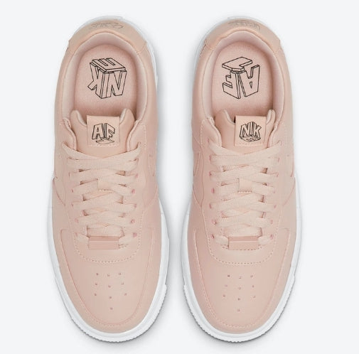Les baskets Nike Air Max Pixel Femme incarnent une élégance contemporaine et un design moderniste qui captivent immédiatement.