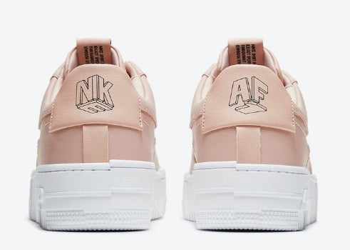Les baskets Nike Air Max Pixel Femme incarnent une élégance contemporaine et un design moderniste qui captivent immédiatement.