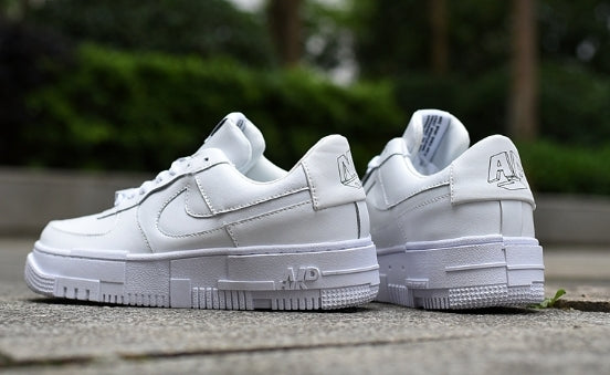 Les baskets Nike Air Max Pixel Femme incarnent une élégance contemporaine et un design moderniste qui captivent immédiatement.