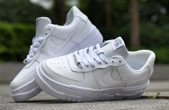 Les baskets Nike Air Max Pixel Femme incarnent une élégance contemporaine et un design moderniste qui captivent immédiatement.