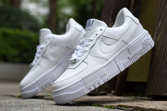 Les baskets Nike Air Max Pixel Femme incarnent une élégance contemporaine et un design moderniste qui captivent immédiatement.