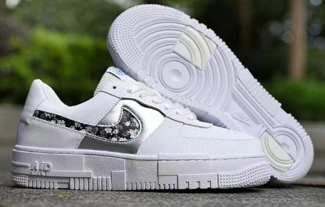 Les baskets Nike Air Max Pixel Femme incarnent une élégance contemporaine et un design moderniste qui captivent immédiatement.
