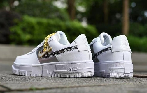 Les baskets Nike Air Max Pixel Femme incarnent une élégance contemporaine et un design moderniste qui captivent immédiatement.