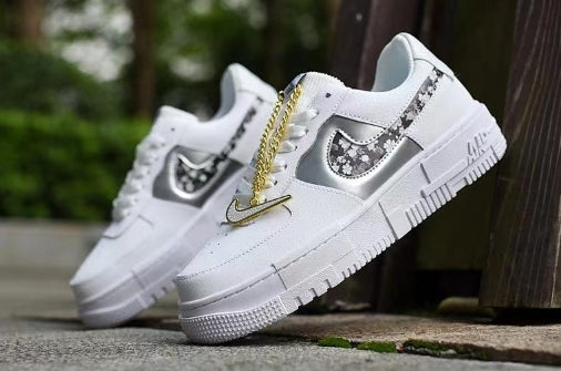 Les baskets Nike Air Max Pixel Femme incarnent une élégance contemporaine et un design moderniste qui captivent immédiatement.