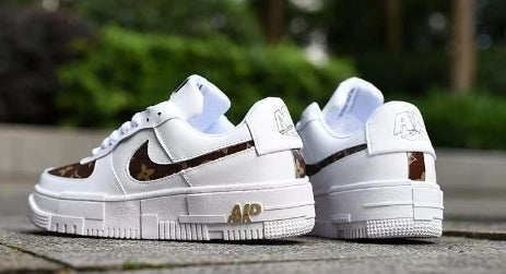 Les baskets Nike Air Max Pixel Femme incarnent une élégance contemporaine et un design moderniste qui captivent immédiatement.