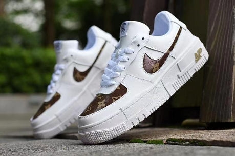 Les baskets Nike Air Max Pixel Femme incarnent une élégance contemporaine et un design moderniste qui captivent immédiatement.