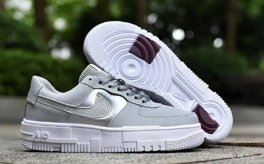 Les baskets Nike Air Max Pixel Femme incarnent une élégance contemporaine et un design moderniste qui captivent immédiatement.