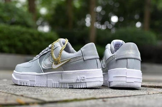 Les baskets Nike Air Max Pixel Femme incarnent une élégance contemporaine et un design moderniste qui captivent immédiatement.