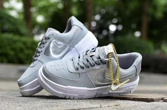 Les baskets Nike Air Max Pixel Femme incarnent une élégance contemporaine et un design moderniste qui captivent immédiatement.