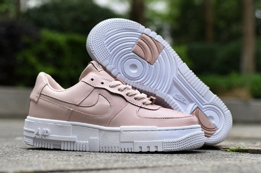 Les baskets Nike Air Max Pixel Femme incarnent une élégance contemporaine et un design moderniste qui captivent immédiatement.