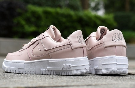 Les baskets Nike Air Max Pixel Femme incarnent une élégance contemporaine et un design moderniste qui captivent immédiatement.