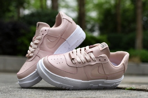 Les baskets Nike Air Max Pixel Femme incarnent une élégance contemporaine et un design moderniste qui captivent immédiatement.