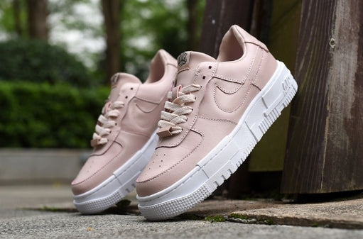 Les baskets Nike Air Max Pixel Femme incarnent une élégance contemporaine et un design moderniste qui captivent immédiatement.