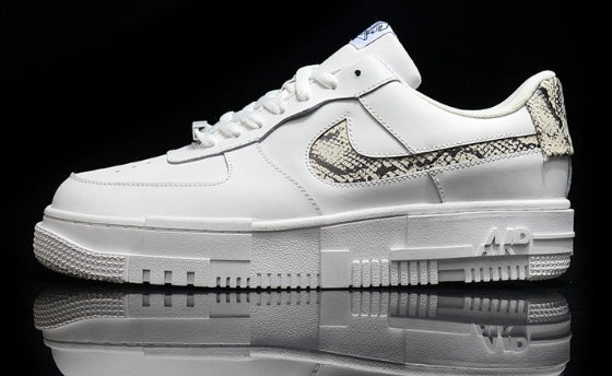 Les baskets Nike Air Max Pixel Femme incarnent une élégance contemporaine et un design moderniste qui captivent immédiatement.