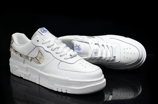 Les baskets Nike Air Max Pixel Femme incarnent une élégance contemporaine et un design moderniste qui captivent immédiatement.