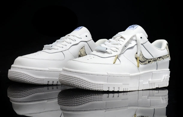 Les baskets Nike Air Max Pixel Femme incarnent une élégance contemporaine et un design moderniste qui captivent immédiatement.