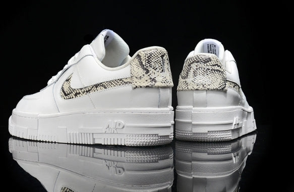 Les baskets Nike Air Max Pixel Femme incarnent une élégance contemporaine et un design moderniste qui captivent immédiatement.