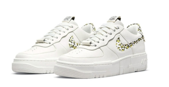 Les baskets Nike Air Max Pixel Femme sont une incarnation parfaite de l’élégance contemporaine et de l’audace urbaine. Représentant une version revisitée de la célèbre ligne Air Max.