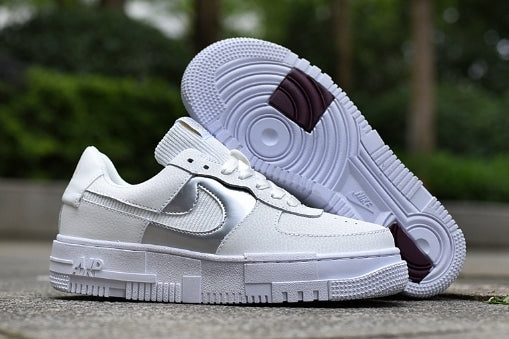 Les baskets Nike Air Max Pixel Femme incarnent une élégance contemporaine et un design moderniste qui captivent immédiatement.