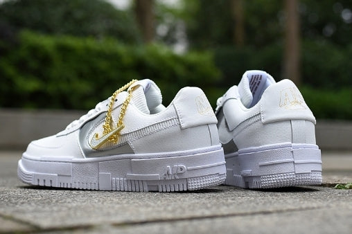 Les baskets Nike Air Max Pixel Femme incarnent une élégance contemporaine et un design moderniste qui captivent immédiatement.