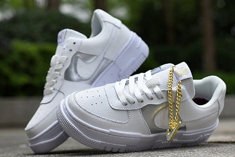 Les baskets Nike Air Max Pixel Femme incarnent une élégance contemporaine et un design moderniste qui captivent immédiatement.