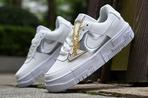 Les baskets Nike Air Max Pixel Femme incarnent une élégance contemporaine et un design moderniste qui captivent immédiatement.