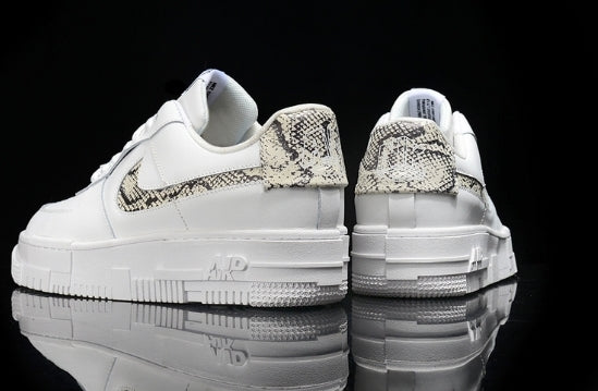 Les baskets Nike Air Max Pixel Femme incarnent une élégance contemporaine et un design moderniste qui captivent immédiatement.