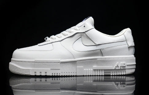 Les baskets Nike Air Max Pixel Femme incarnent une élégance contemporaine et un design moderniste qui captivent immédiatement.