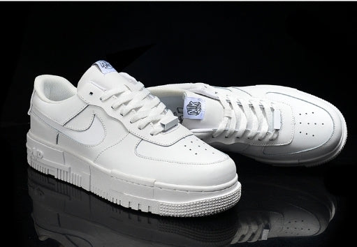 Les baskets Nike Air Max Pixel Femme incarnent une élégance contemporaine et un design moderniste qui captivent immédiatement.