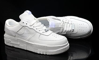 Les baskets Nike Air Max Pixel Femme incarnent une élégance contemporaine et un design moderniste qui captivent immédiatement.