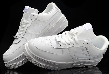 Les baskets Nike Air Max Pixel Femme incarnent une élégance contemporaine et un design moderniste qui captivent immédiatement.