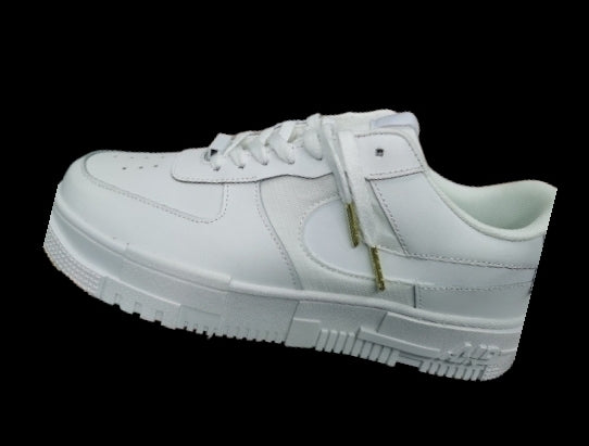 Les baskets Nike Air Max Pixel Femme incarnent une élégance contemporaine et un design moderniste qui captivent immédiatement.