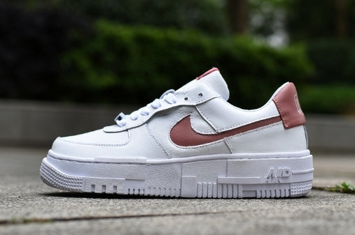 Les baskets Nike Air Max Pixel Femme incarnent une élégance contemporaine et un design moderniste qui captivent immédiatement.