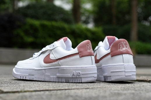 Les baskets Nike Air Max Pixel Femme incarnent une élégance contemporaine et un design moderniste qui captivent immédiatement.