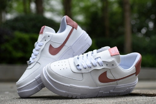 Les baskets Nike Air Max Pixel Femme incarnent une élégance contemporaine et un design moderniste qui captivent immédiatement.