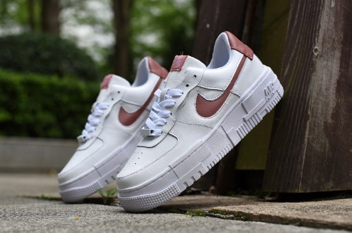 Les baskets Nike Air Max Pixel Femme incarnent une élégance contemporaine et un design moderniste qui captivent immédiatement.