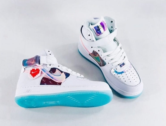 Premièrement : Les baskets Nike Air Force 1 High Femme réinventent la silhouette classique avec un design montant emblématique.