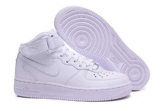 Premièrement : Les Nike Air Force 1 High Femme réinventent la silhouette classique avec un design montant emblématique.