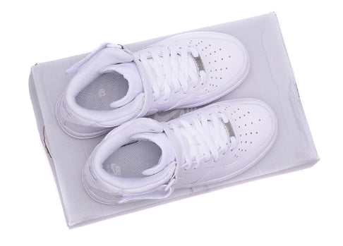 Premièrement : Les Nike Air Force 1 High Femme réinventent la silhouette classique avec un design montant emblématique.