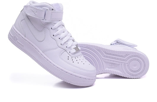 Premièrement : Les Nike Air Force 1 High Femme réinventent la silhouette classique avec un design montant emblématique.