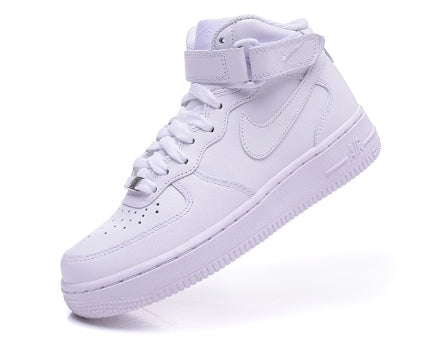 Premièrement : Les Nike Air Force 1 High Femme réinventent la silhouette classique avec un design montant emblématique.