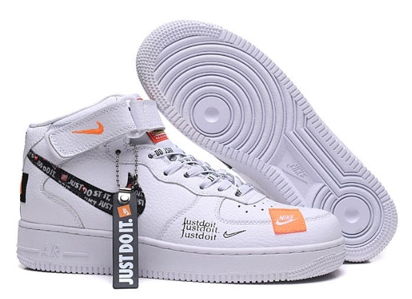 Premièrement : Les baskets Nike Air Force 1 High Femme réinventent la silhouette classique avec un design montant emblématique.