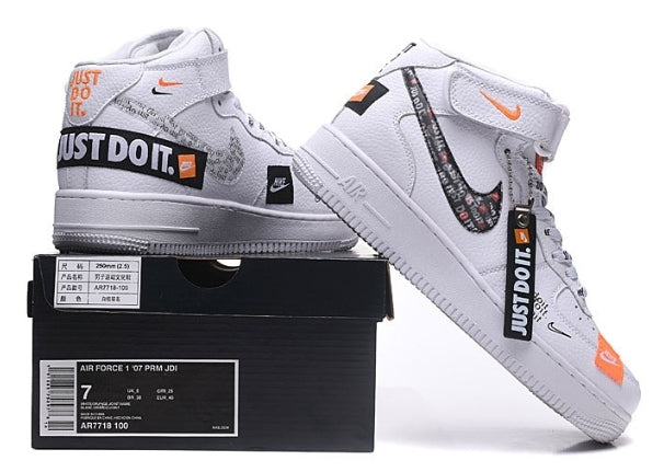 Premièrement : Les baskets Nike Air Force 1 High Femme réinventent la silhouette classique avec un design montant emblématique.