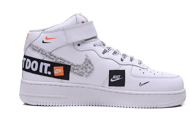 Premièrement : Les baskets Nike Air Force 1 High Femme réinventent la silhouette classique avec un design montant emblématique.