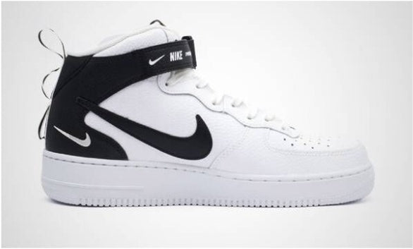 Premièrement : Les baskets Nike Air Force 1 High Femme réinventent la silhouette classique avec un design montant emblématique.