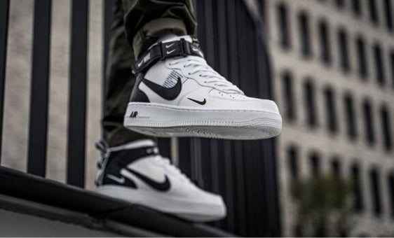 Premièrement : Les baskets Nike Air Force 1 High Femme réinventent la silhouette classique avec un design montant emblématique.