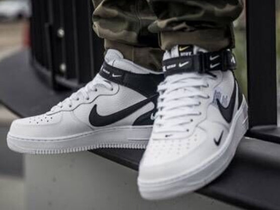 Premièrement : Les baskets Nike Air Force 1 High Femme réinventent la silhouette classique avec un design montant emblématique.