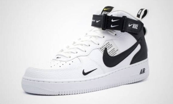 Premièrement : Les baskets Nike Air Force 1 High Femme réinventent la silhouette classique avec un design montant emblématique.