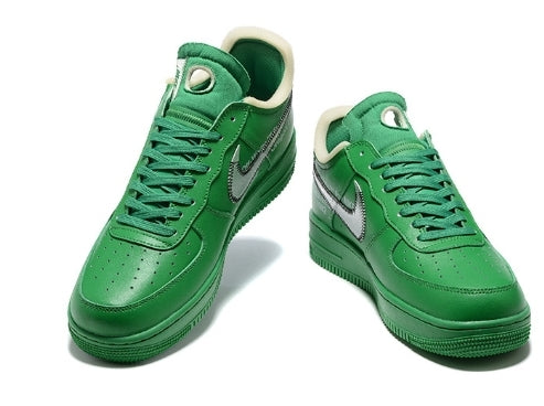 Premièrement : Les baskets Nike Air Force 1 High Femme réinventent la silhouette classique avec un design montant emblématique.